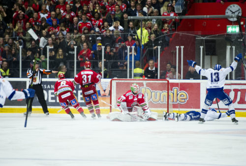 160401 Leksand jublar efter att Leksands Brock Montpetit gjort det avgrande mlet under ishockeymatchen i kvalet till SHL mellan Modo och Leksand den 1 april 2016 i rnskldsvik Foto: Robbin Norgren / BILDBYRN / Cop 192