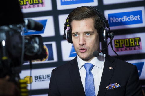 161203 Vxjs trnare Sam Hallam blir intervjuad av cmore under ishockeymatchen i SHL mellan Bryns och Vxj den 3 december 2016 i Gvle. Foto: Simon Hastegrd / Bildbyrn / Cop 118